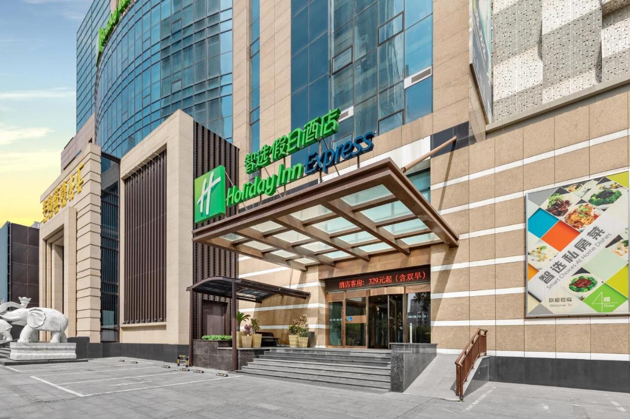 ホテル ホリデイ イン エクスプレス 瀋陽北駅 エクステリア 写真